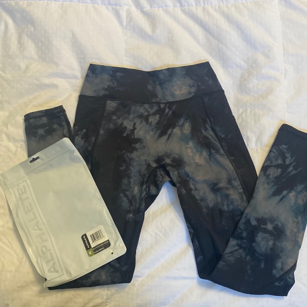 Alphalete Women’s Surface Pocket Legging